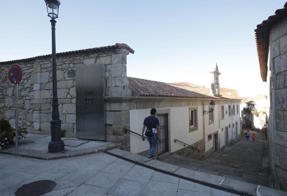 Usuarios en la biblioteca de Baiona // R. Grobas