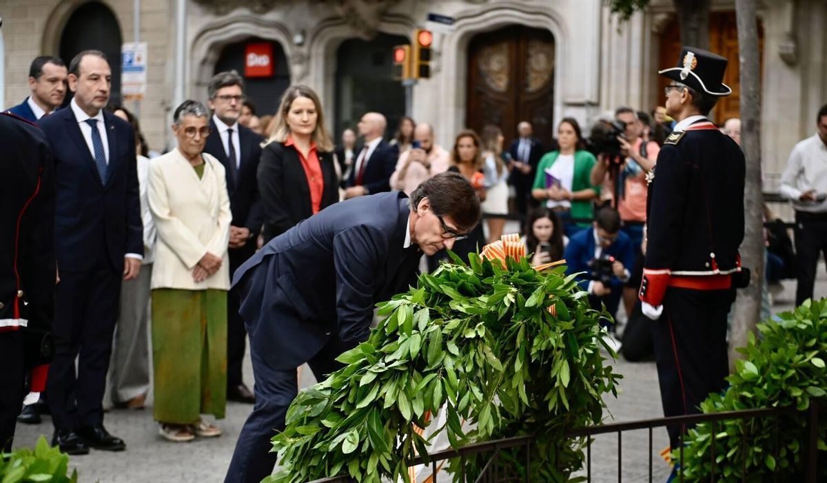 Diada de Catalunya: Ofrenda floral en el monumento a Rafael Casanova