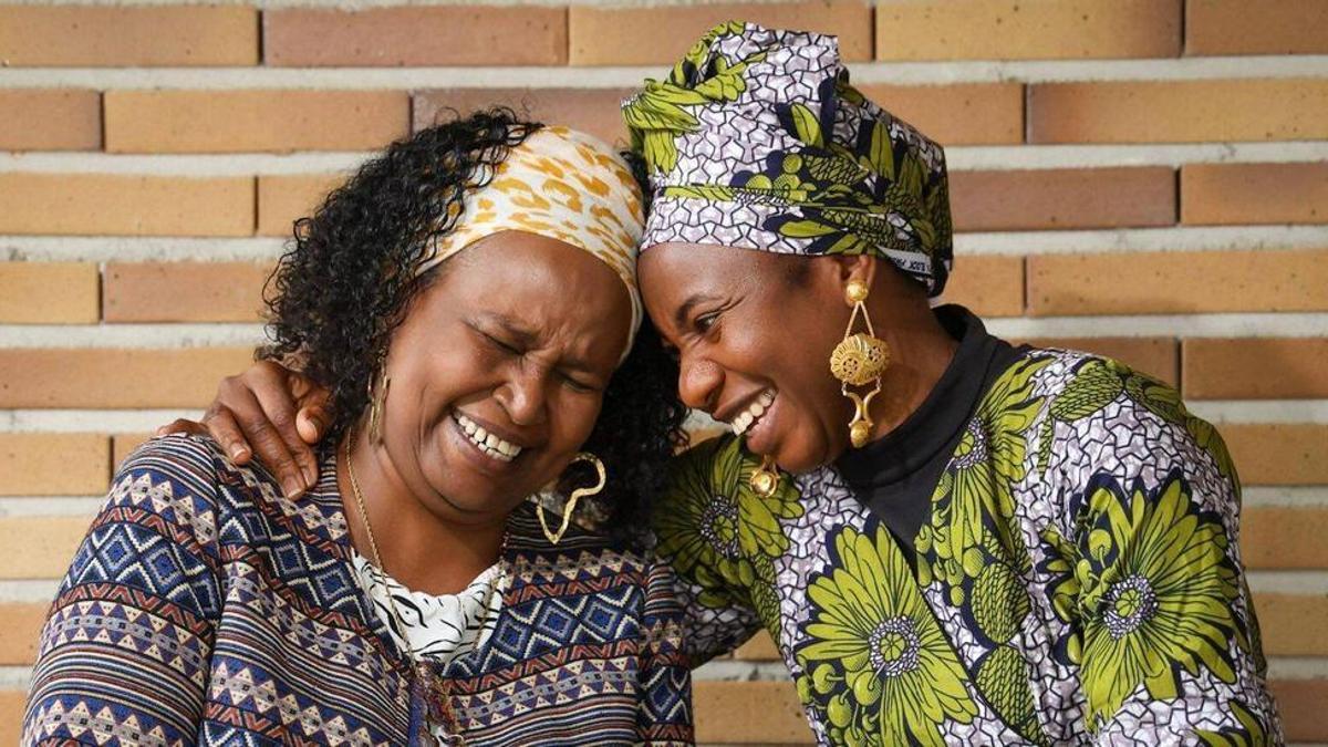 Asha Ismil (Save Girl Save Generation) y Aminata Soucko, de Farmamundi, ríen juntas.