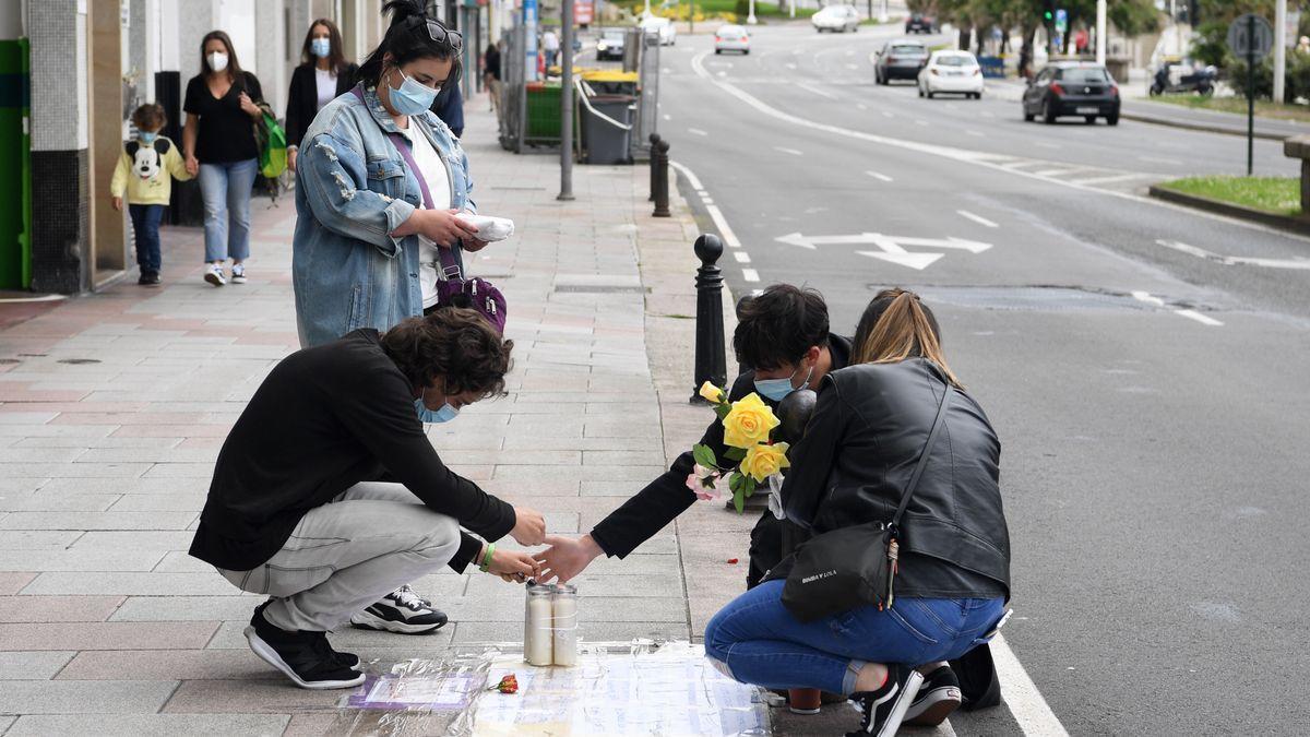 Amigos de Samuel Luiz colocan flores y velas en el lugar donde recibió una paliza mortal.