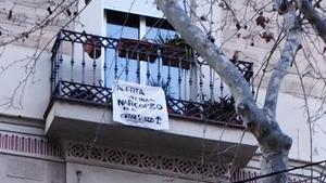 Pancarta en un balcón del 163 de Tamarit, en enero de 2020.