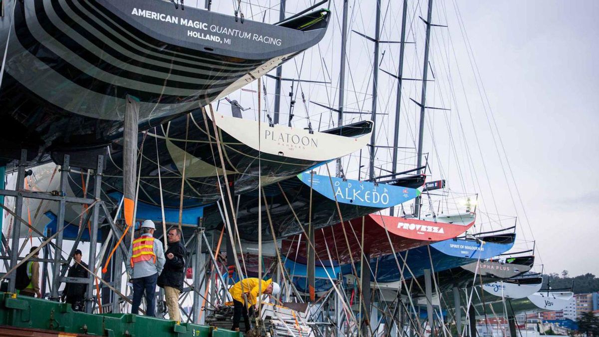 Los megayates permanecen en Vigo y serán trasladados a Baiona la próxima semana.