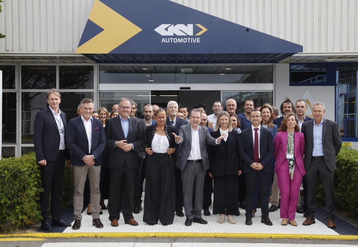 Foto de familia tras el acto por el 50 aniversario de GKN Vigo
