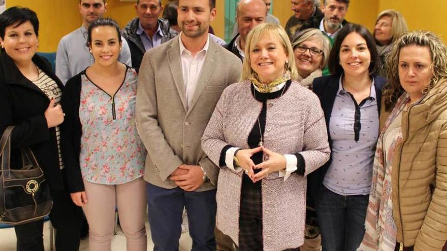 En primera fila, Begoña Calleja, Virginia Quintana, Álvaro Queipo, Mercedes Fernández, Patricia Fernández y María Nazaret López, junto a miembros de la junta local y los diputados regionales Luis Venta y Matías Rodríguez.