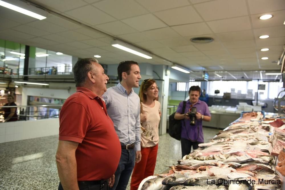 Teodoro García pidiendo el voto en el mercado Saav