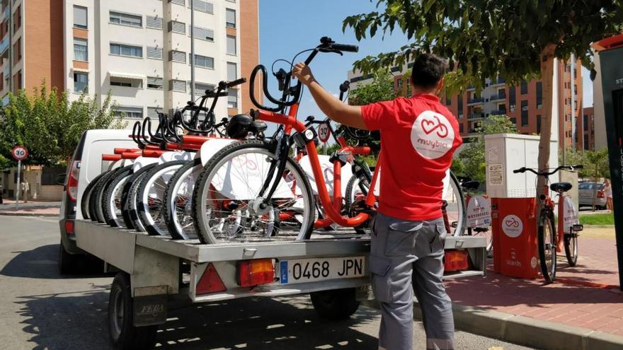 Los operarios de MuyBici comenzaron ayer a reponer en las bancadas las nuevas bicicletas que se han adquirido