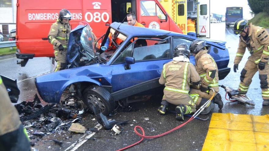 Tras el accidente fue necesaria la intervención de los Bomberos de Ourense. // G.C.