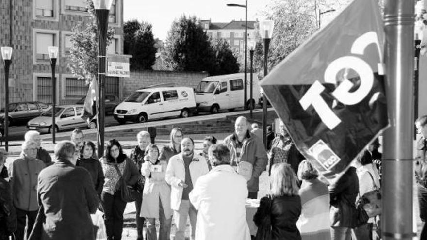 Participantes, ayer, en el homenaje que se rindió a Ramón Álvarez Palomo en la calle que lleva el nombre del anarquista gijonés.