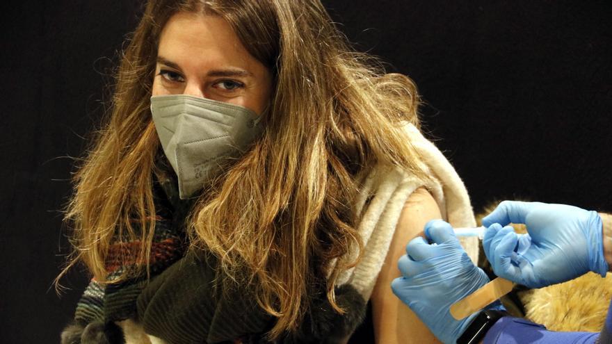 Una jove rep una vacuna contra la covid-19