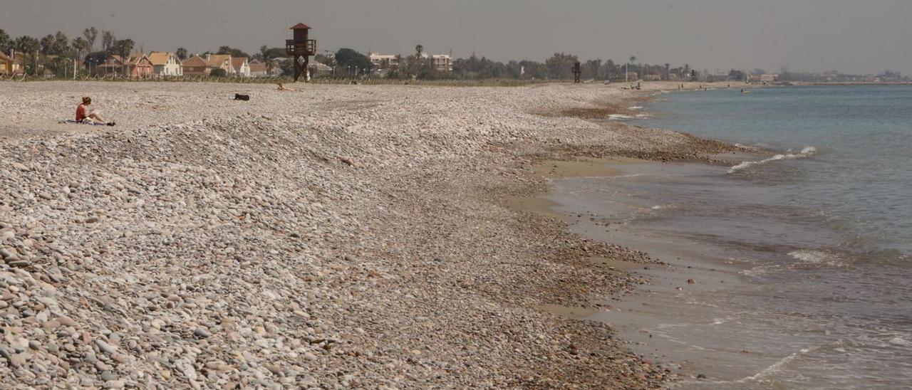 Vista de la piedra que se acumula en la playa de Almardà. | DANI TORTAJADA