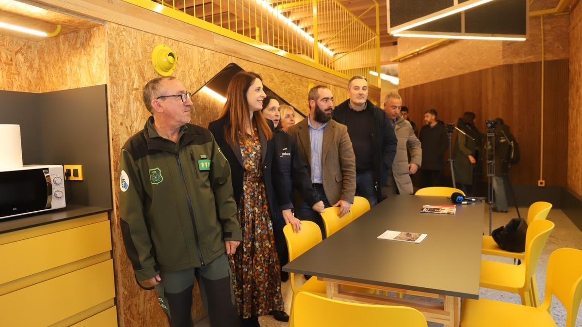 María José Gómez, esquerda, seguida pola delegada territorial da Xunta, Belén do Campo, e o alcalde de Rianxo, Julián Bustelo, na BUO desta localidade.