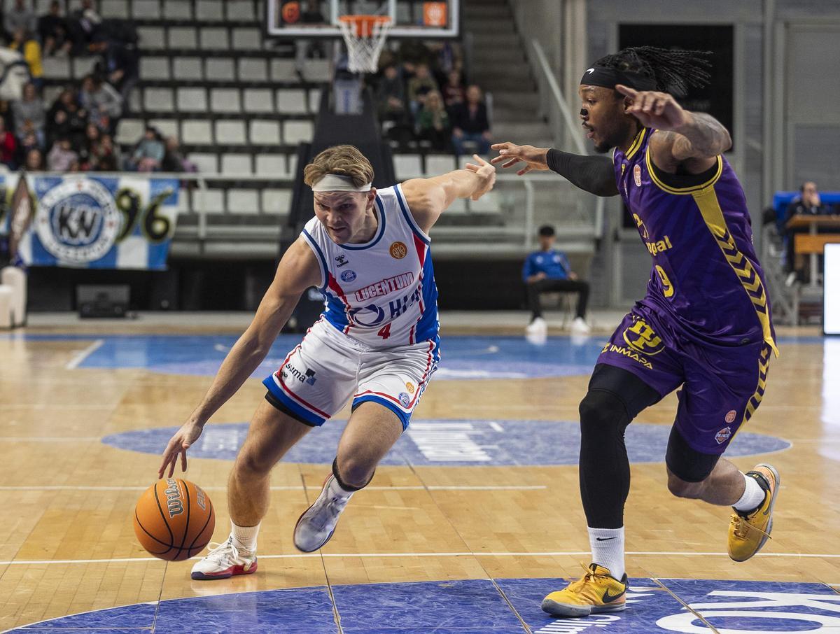 Sebastian Aris dribla a canasta en el último partido del HLA Alicante en casa
