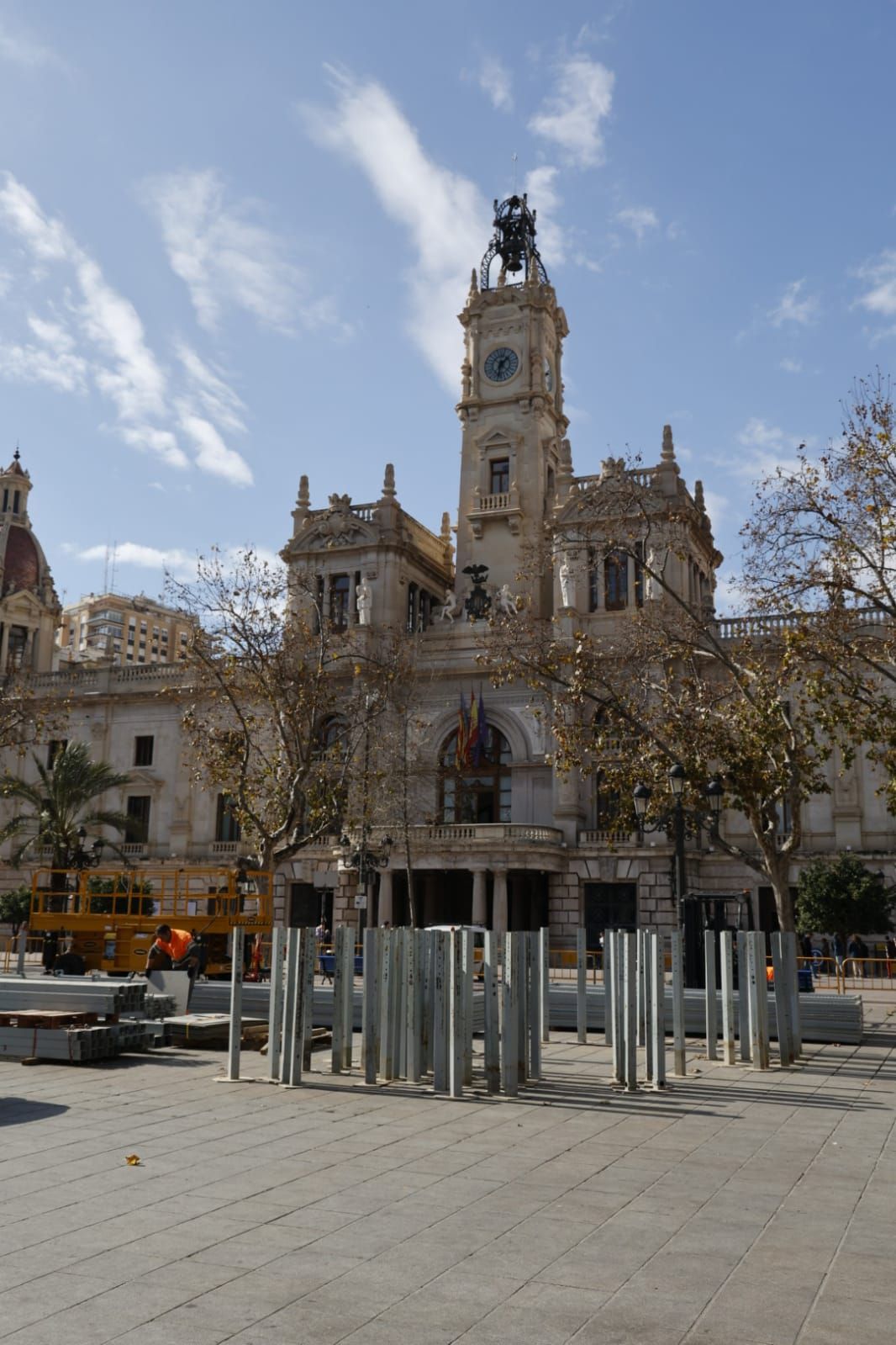 La jaula de la mascletà coge músculo en la plaza del Ayuntamiento