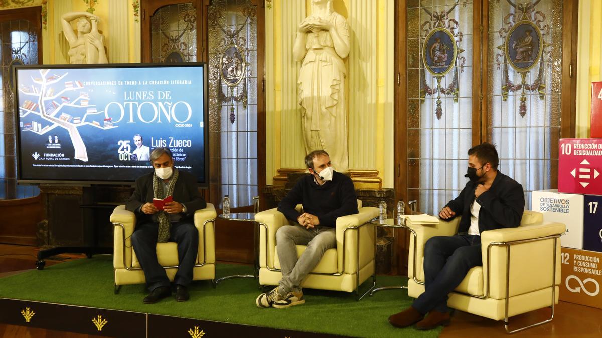 José Luis Corral, Luis Zueco y Alejandro Corral, durante su encuentro en Lunes de otoño.