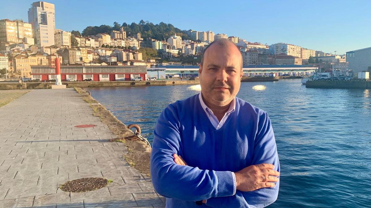 Amador Castro Pereira, con la dársena de O Berbés al fondo.