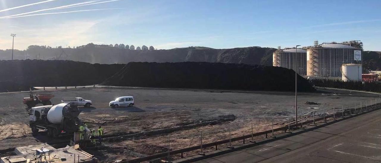 Construcción de la cuneta perimetral y de la balsa de decantación en la explanada trasera de Ebhisa.