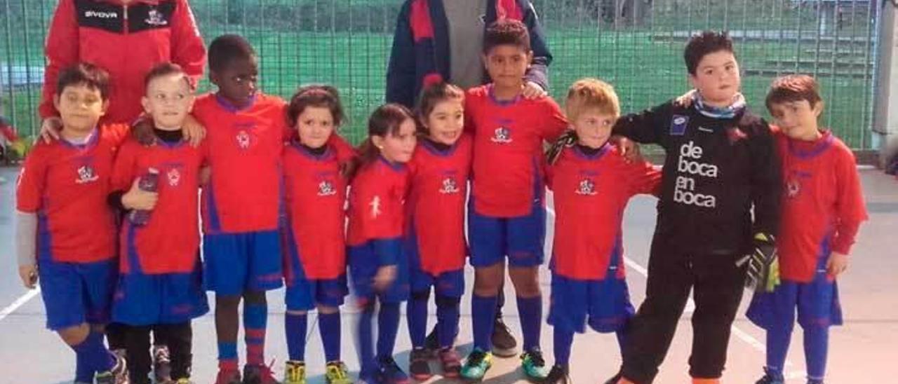 Conjunto de profútbol de 5 años de la escuela de fútbol mixto creada entre el Ceares y el Gijón Femenino.