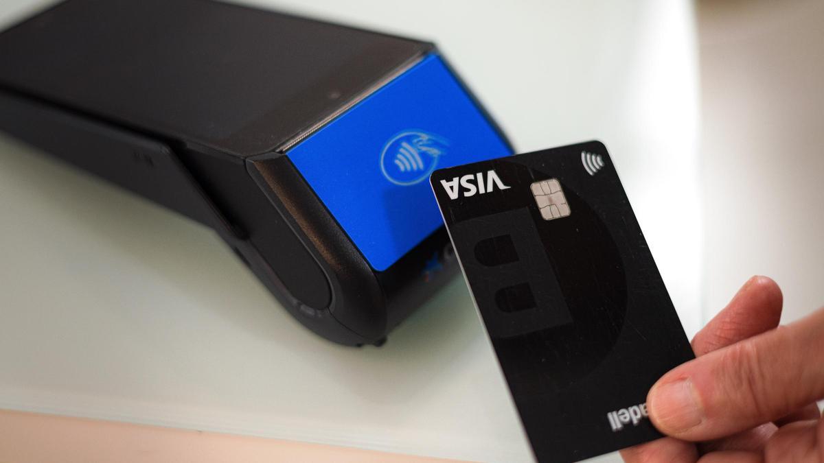 Un datàfon preparat per fer un pagament amb targeta.