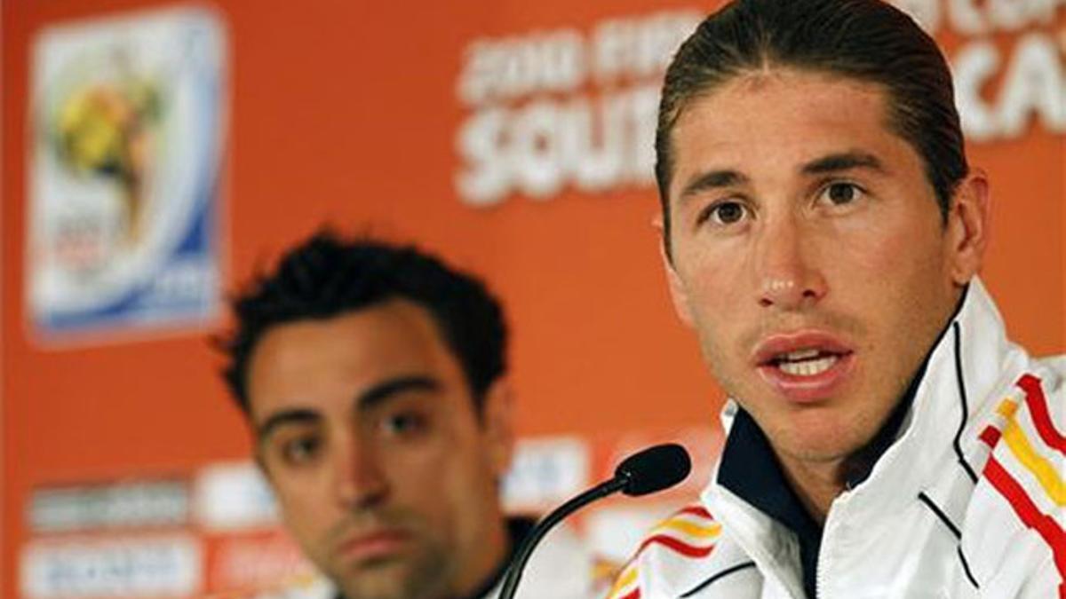 Ramos, junto a Xavi en una ruede de prensa
