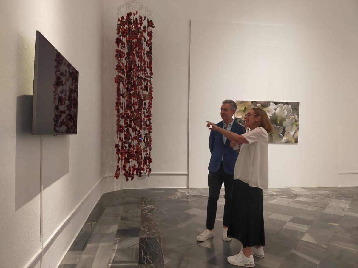 Paloma Navares explica una de las piezas de la exposición a José Luis Pérez Pont.