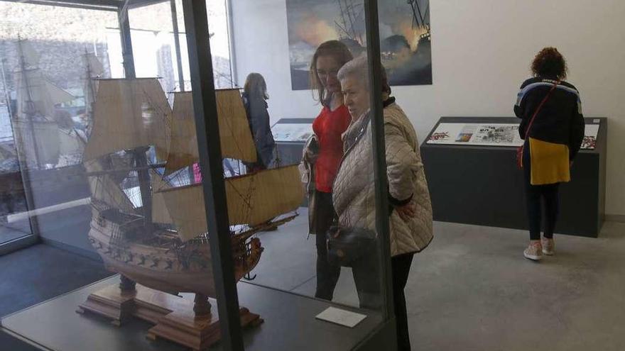 Unos visitantes observan una de las salas del Museo de la Batalla de Rande. // Ricardo Grobas