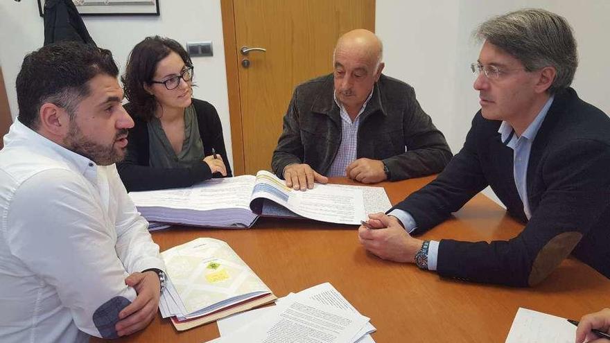 Reunión entre representantes de Diputación y Concello para planificar la obra de San Vicente. // FdV