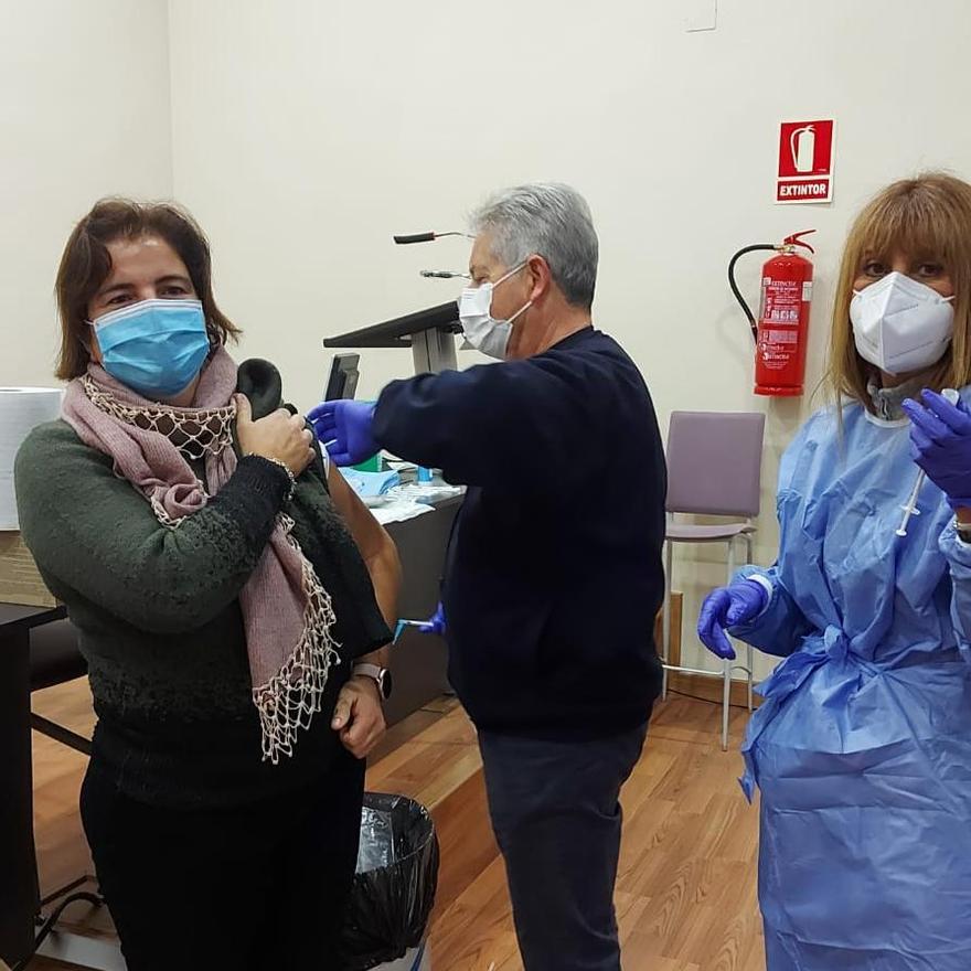 La primera vacunada en el centro de salud de Altabix