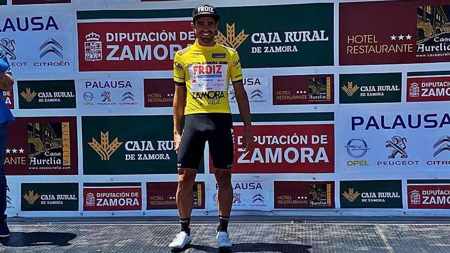 Romero luciendo el maillot.