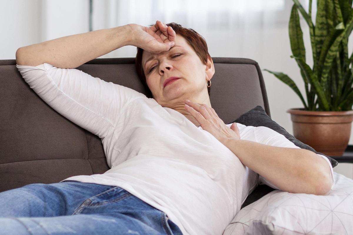 Otros síntomas frecuentes de la fibromialgia son el cansancio extremo