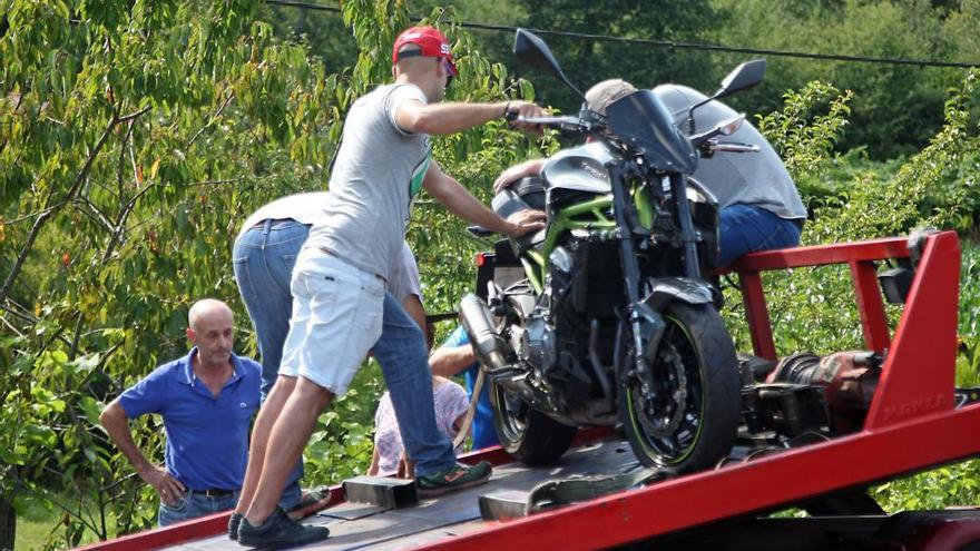 La moto siniestrada esta tarde en A Anllada de Cuntis, ya sobre la grúa. // Bernabé / Juan Carlos Asorey