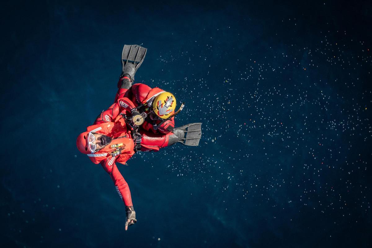 Momento del ensayo del rescate en el mar del equipo del GES cerca de la costa de Icod de Los Vinos.
