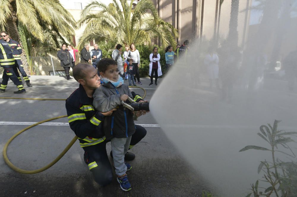 Los bomberos visitan la unidad de Pediatría del Hospital General de Elche.