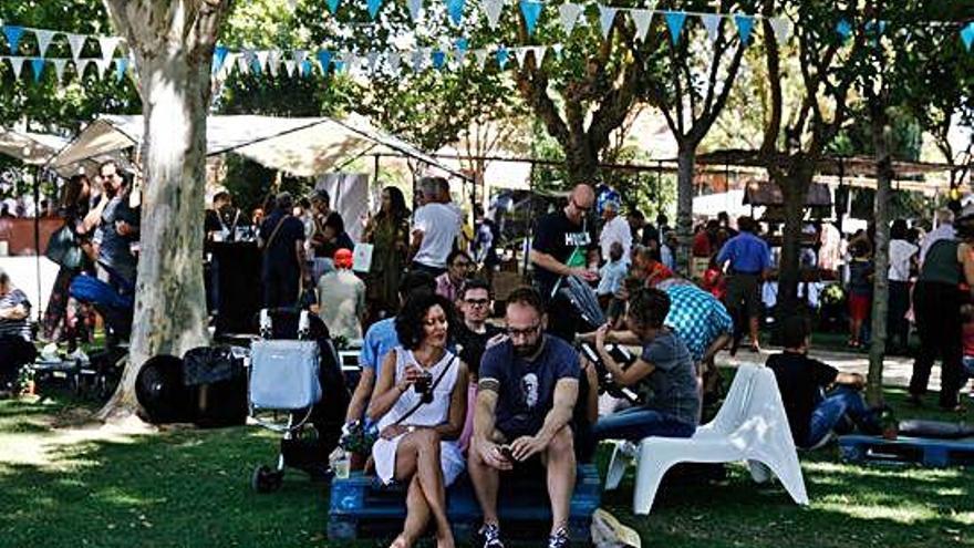 Ambiente del evento La Ventana Market durante la anterior edición, en los jardines del Castillo.