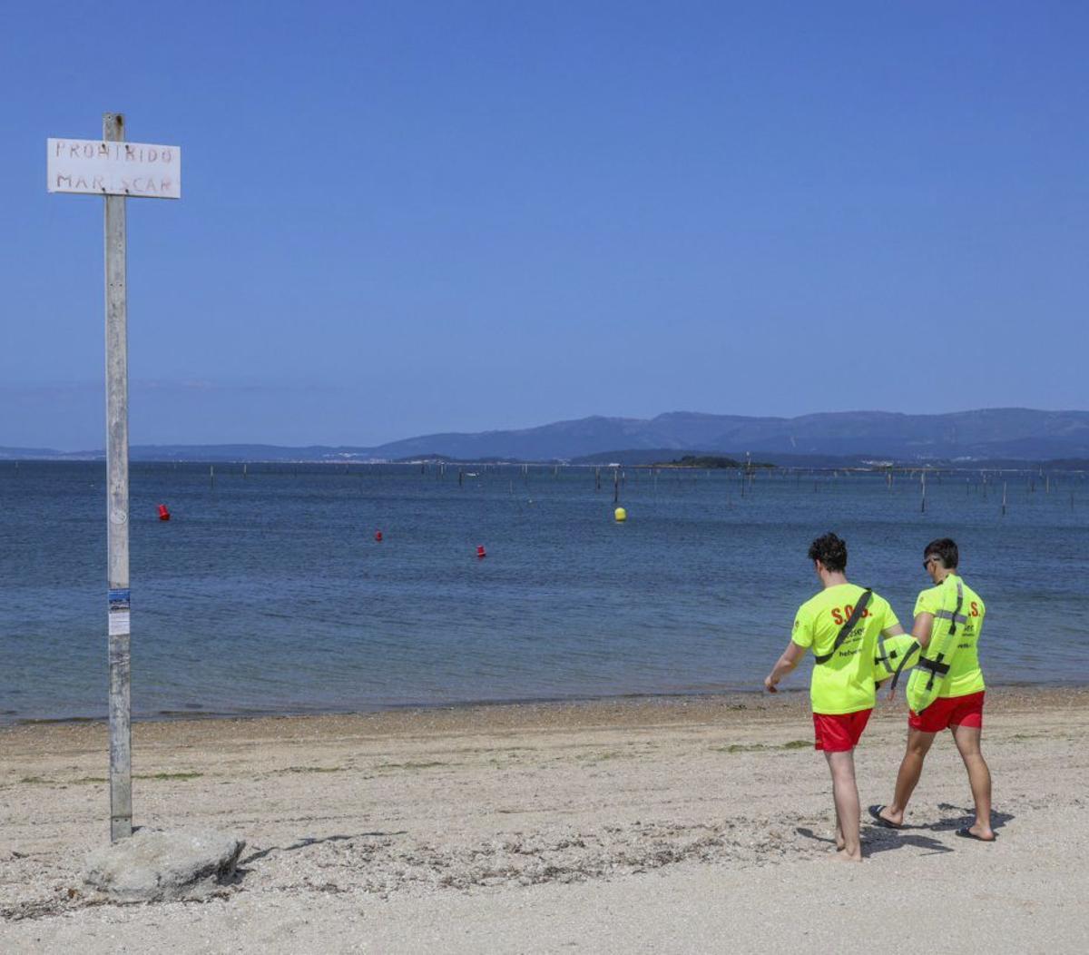 Dos socorristas en la playa Compostela. | IÑAKI ABELLA