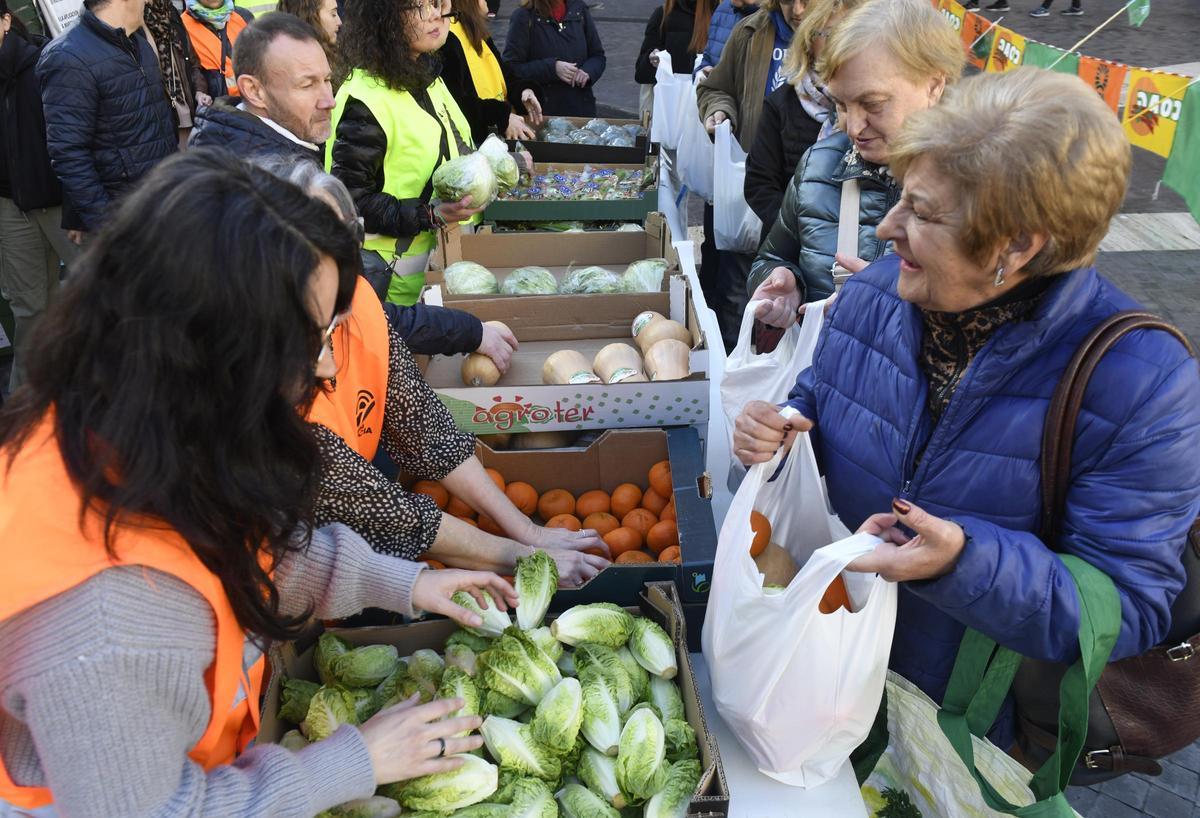 Los vecinos han acudido a la llamada de los agricultores murcianos y han podido disfrutar gratuitamente de los productos de la tierra.