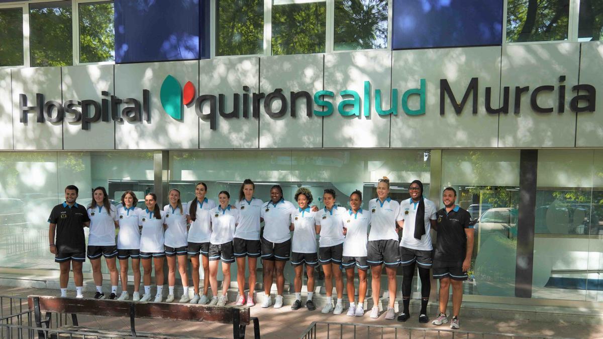 El equipo de jugadoras tras su reconocimiento médico en Quirónsalud Murcia