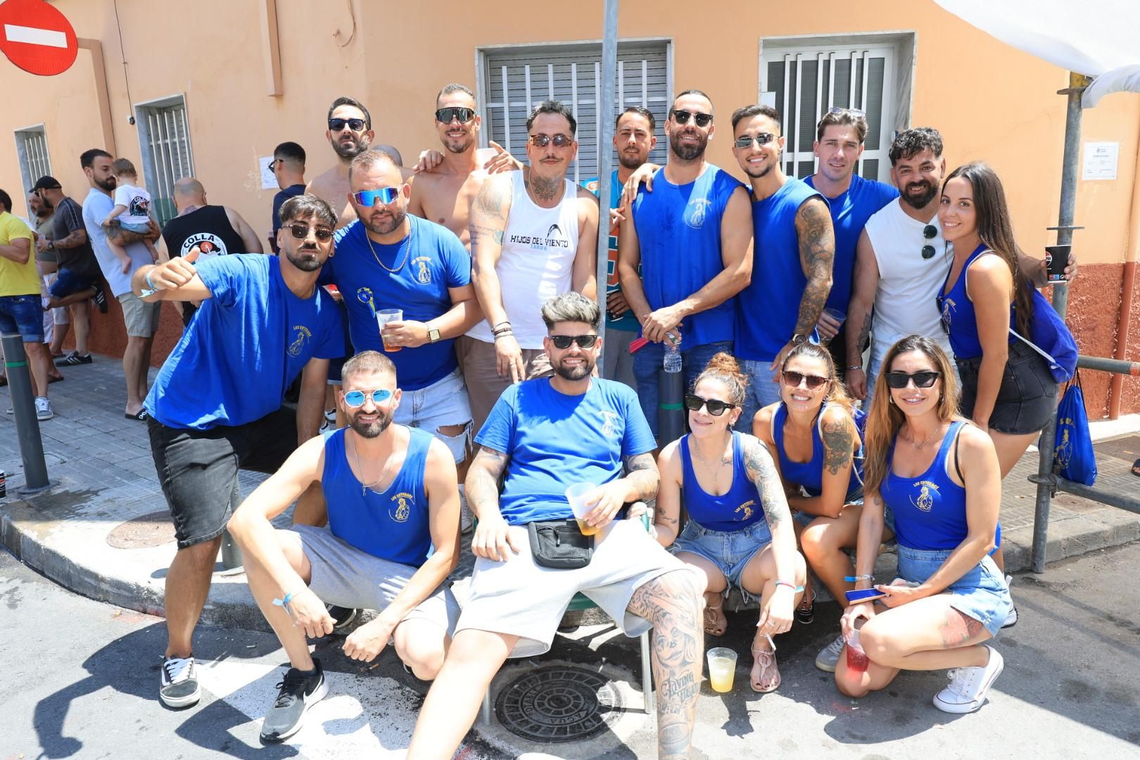 Las collas llenan de color las calles del Grau por Sant Pere