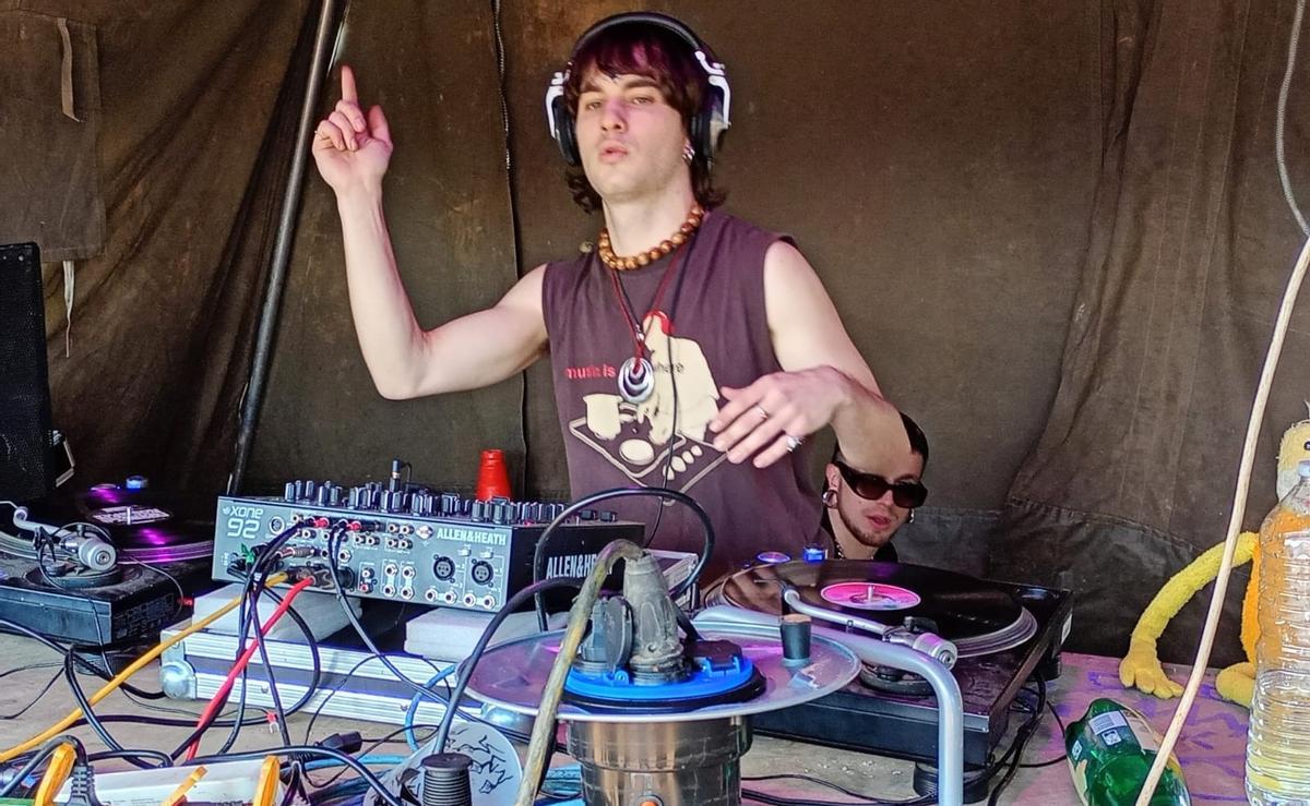 Un participante en la fiesta, 'pinchando' música en su propio equipo.