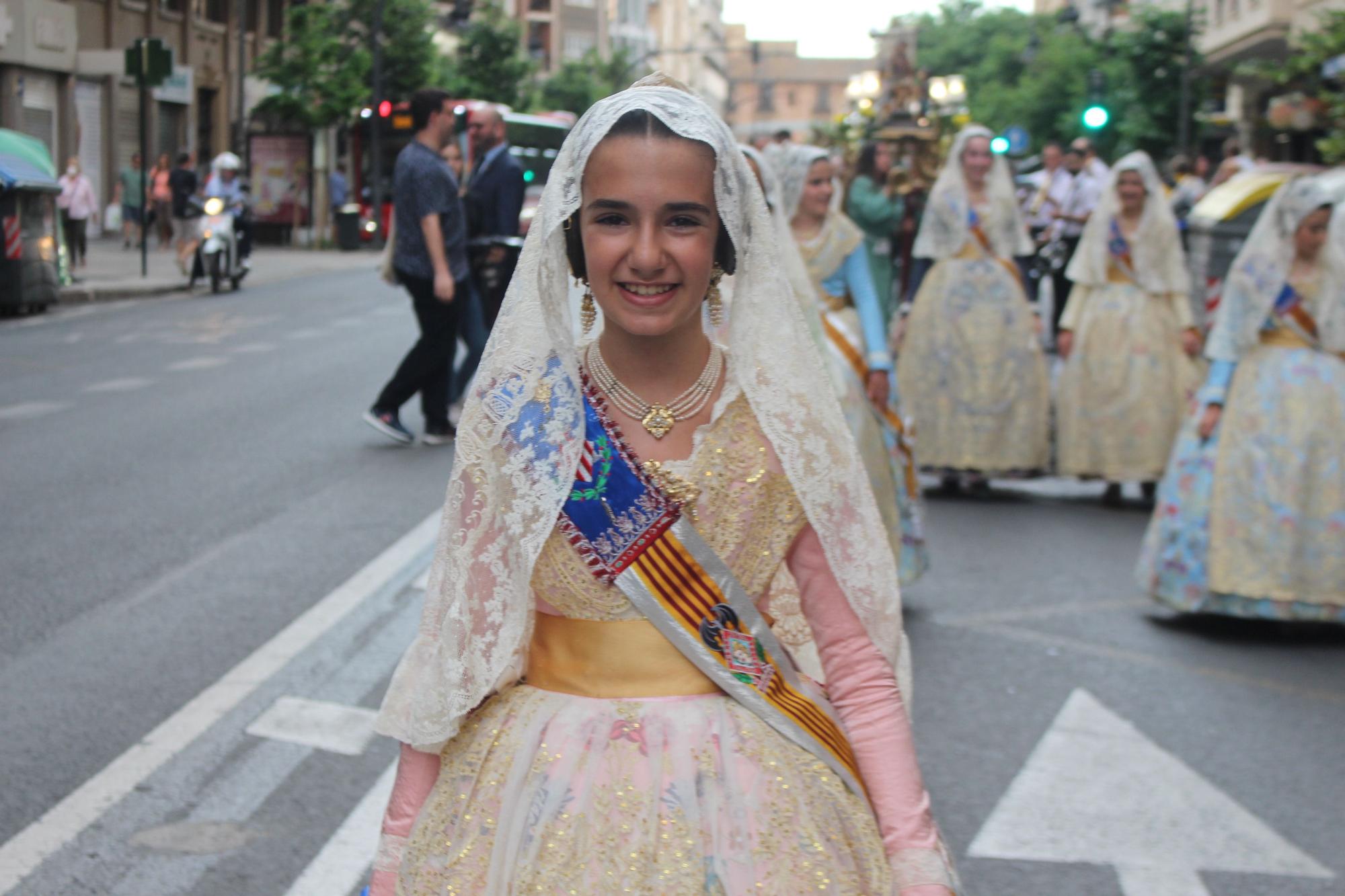 La calle San Vicente acoge la procesión "dels Xiquets" con tres generaciones falleras