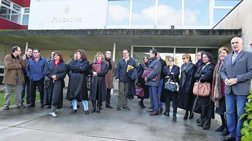 Los abogados y procuradores se concentraron ante la sede judicial de O Regueiriño.  // Bernabé/Gutier