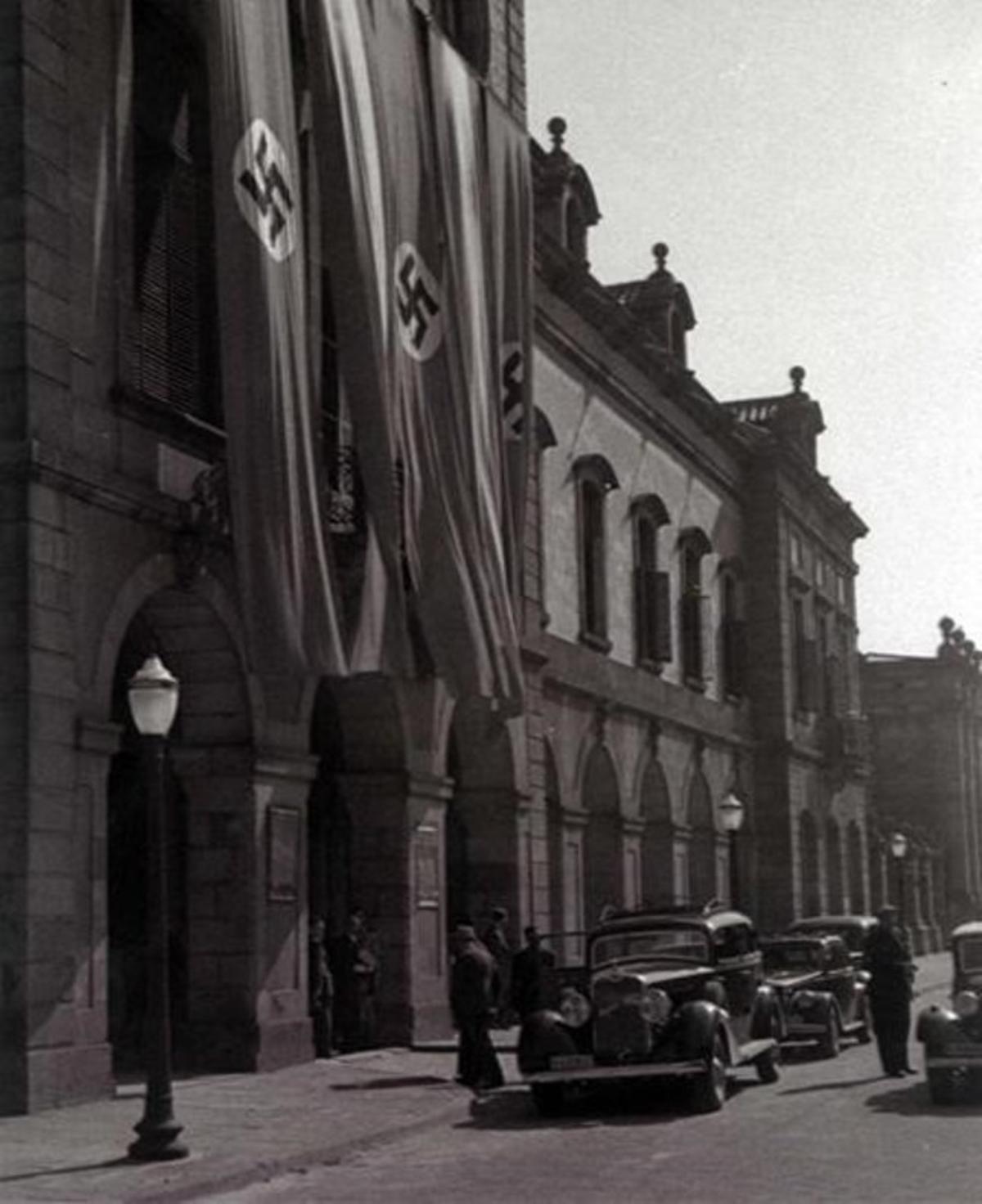 Fachada del Parlament, ornamentada con esvásticas, con motivo de la Exposición de Arquitectura Moderna Alemana que acogió en octubre de 1942, en una imagen del libro 'Nazis a Barcelona'