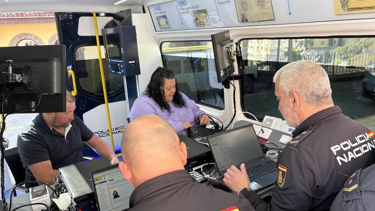 Dos vecinos de Cangas del Narcea renuevan el DNI en la unidad móvil.