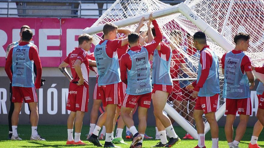 Los jugadores del Real Murcia mueven una portería durante el entrenamiento de ayer en Nueva Condomina. | PRENSA REAL MURCIA