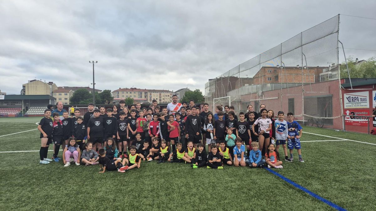 Joselu estuvo ayer en el campo que lleva su nombre con los niños de la Escola de Fútbol Silleda.