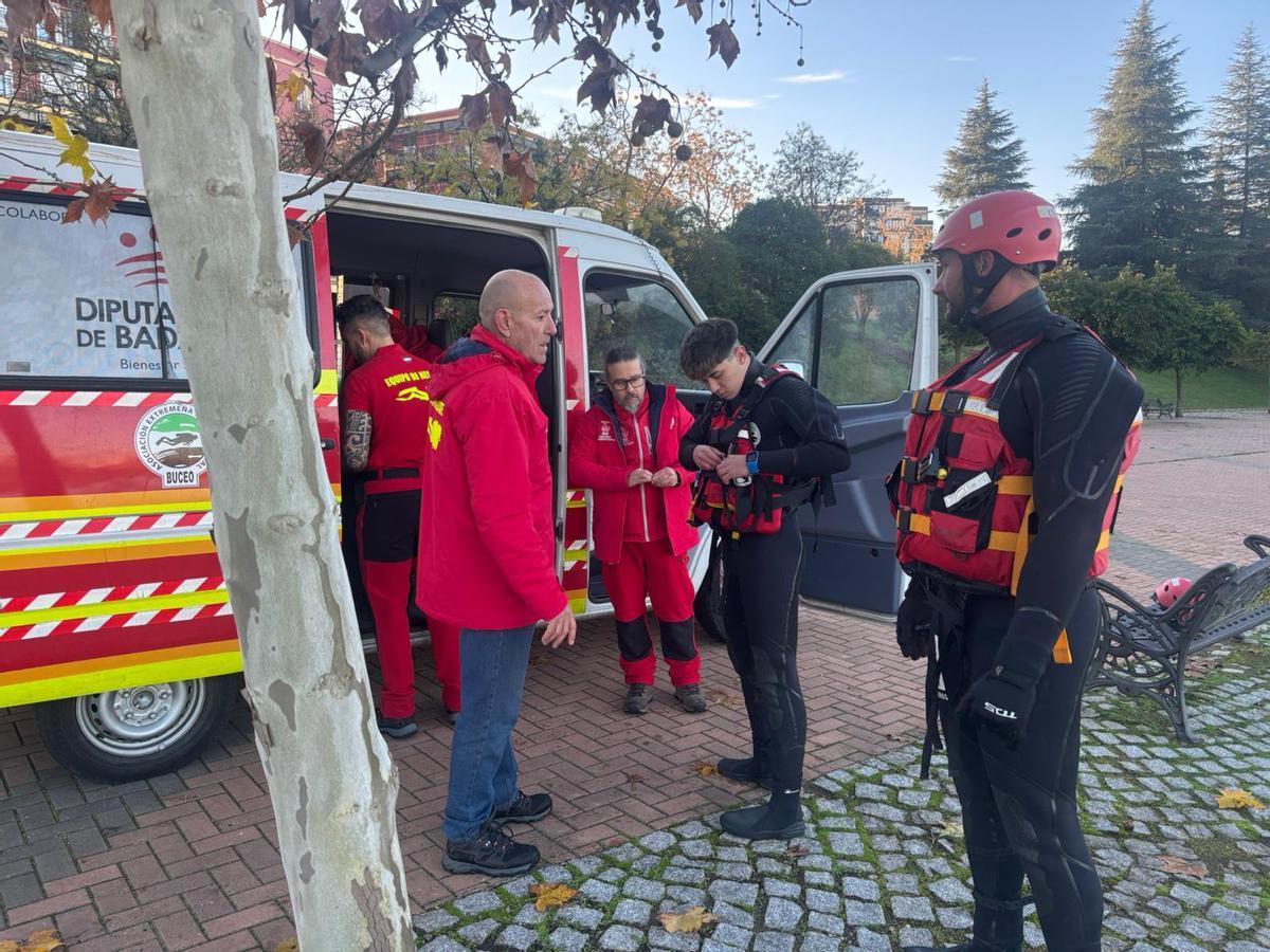 Los especialistas en actividades subacuáticas se preparan para meterse en el río Guadiana a su paso por Badajoz.