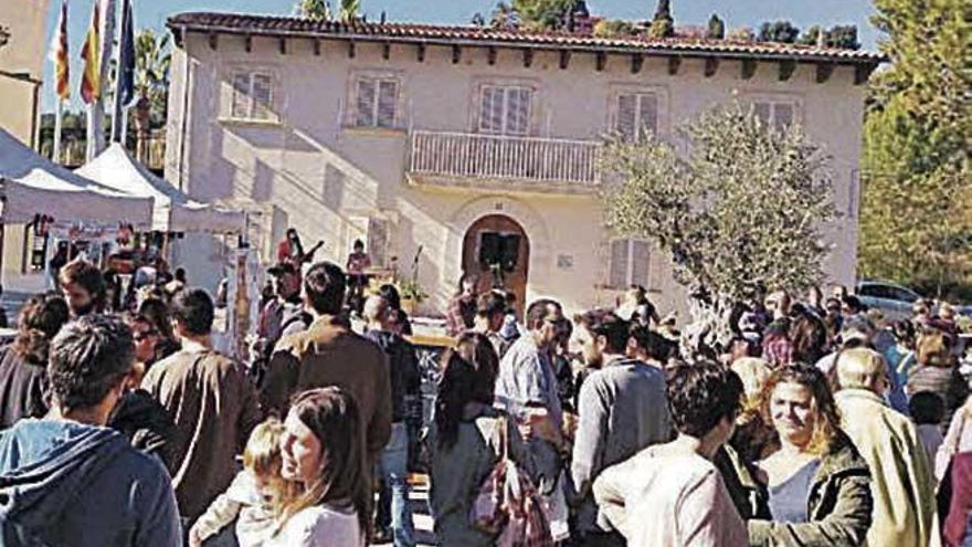 La calle pasa por delante de la explanada del consistorio.