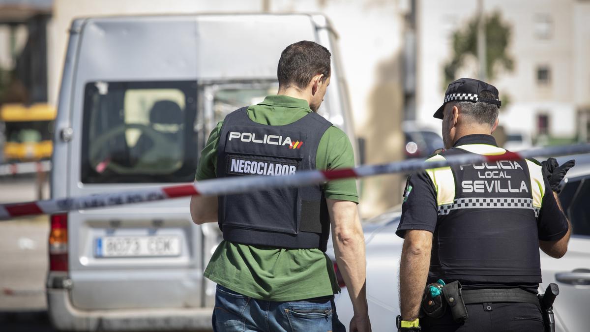 Efectivos de la Policía Nacional en una operación en las Tres Mil Viviendas. Imagen de archivo.