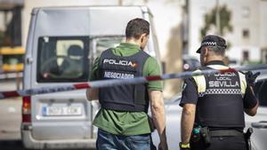 Archivo - Efectivos de la Policía Nacional en una operación en las Tres Mil Viviendas. Imagen de archivo.