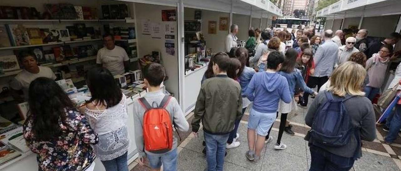 Puestos de librerías en el paseo de Begoña, en junio del año pasado, durante la Feria del Libro de Gijón.