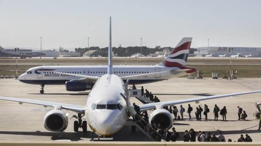 Llegada de un avión de British Airways mientras el pasaje de otra compañía toma tierra en Manises.